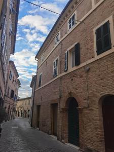 alejka w mieście z ceglanym budynkiem w obiekcie Appartamento La Fisarmonica Recanati w mieście Recanati