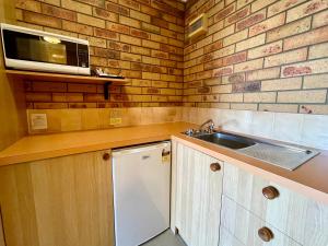 Kuchyň nebo kuchyňský kout v ubytování Ocean View Motor Inn Merimbula