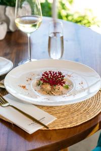 un piatto di cibo su un tavolo con un bicchiere di vino di The Farmhouse Hotel a Langebaan