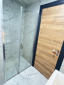 Ένα μπάνιο στο Otel Konseptinde Ev Rahatlığı