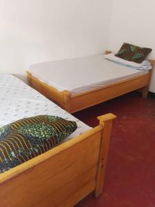 2 aparte bedden in een kamer met 3-3-3-3-3-3-3-3-3-3-3-3-3-3-3-3-2-3-3-3-3-3-2-3-3-3-3-2-3-3-3-2-3-3-2-3-3-2-3-3-2 bij Kioga home stay in Arusha