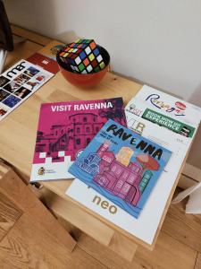 een tafel met boeken erop bij aldueci in Ravenna