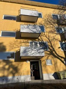 un bâtiment doté de panneaux solaires sur son côté dans l'établissement 2 room Apartment in Hammarby by Stockholm City, à Stockholm