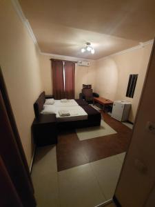 Voodi või voodid majutusasutuse Home Hotel toas