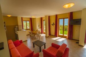 sala de estar con muebles de color naranja y mesa en Apartments "VILLA IMELDA" en Limone sul Garda