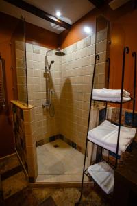 バトゥミにあるPiazza Boutique Hotelのバスルーム(ガラスドア付きのシャワー付)