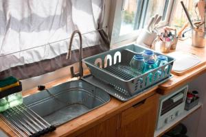 Dapur atau dapur kecil di Baan Bus 81/11 Krabi