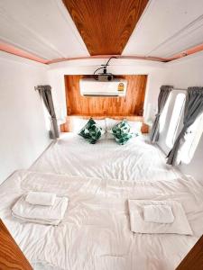 Postel nebo postele na pokoji v ubytování Baan Bus 81/11 Krabi + 37 fotografií
