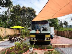 Taman di luar Baan Bus 81/11 Krabi