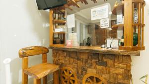 eine Bar in einem Laden mit einer Holztheke und einem Stuhl in der Unterkunft RedDoorz Plus @ Jollydays Hotel Nueva Ecija in San Jose