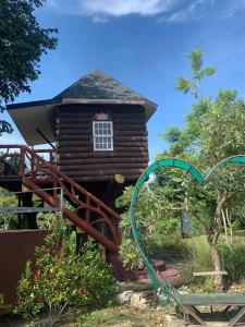 een boomhut met een hoepel ervoor bij Sleepy Lagoon in Mu Si