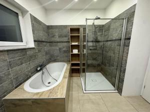 uma casa de banho com um chuveiro e uma banheira em Big Apartment in Krefeld em Krefeld