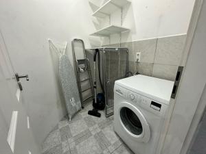 uma lavandaria com uma máquina de lavar roupa em Big Apartment in Krefeld em Krefeld