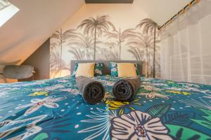 une chambre avec un lit recouvert d'une couette bleue dans l'établissement La Villa Relax SPA Luxe, à Amiens