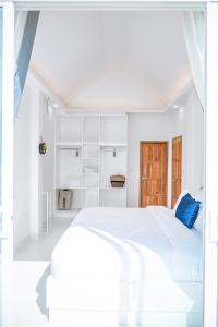 1 dormitorio blanco con 1 cama blanca grande en 哦先生的海景别墅, en Phuket
