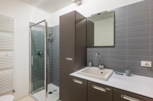 La salle de bains est pourvue d'un lavabo et d'une douche. dans l'établissement Hospital Giustinianeo & University - Cozy Studio!, à Padoue