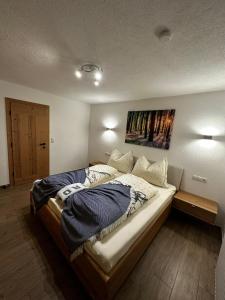 Postel nebo postele na pokoji v ubytování Ferienwohnung Bergzua