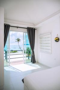 Cette chambre blanche offre une vue sur l'océan. dans l'établissement 哦先生的海景别墅, à Phuket