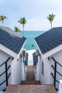 uma vista para o oceano a partir da varanda de uma casa em 哦先生的海景别墅 em Cidade Phuket