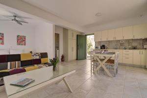 A kitchen or kitchenette at Ouzo Stone Studio