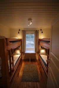 a room with two bunk beds and a window at Gula Byn 411A in Sälen