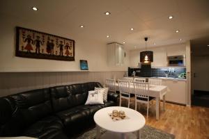 a living room with a couch and a table and a kitchen at Gula Byn 411A in Sälen
