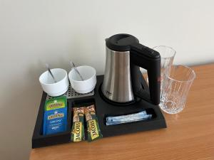 Все необхідне для приготування чаю та кави в Hotel - cafe Naujoji Akmenė