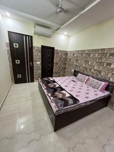 een slaapkamer met een groot bed in een kamer bij Odyin Apartment in Mohali