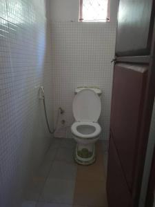een kleine badkamer met een toilet in een stal bij Kioga home stay in Arusha
