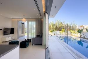 Bazén v ubytování City Napa Seaview Villas - Villa 8 nebo v jeho okolí