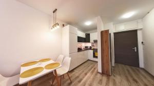 Kuchyňa alebo kuchynka v ubytovaní Lovely two rooms apartment + 3 fotografie
