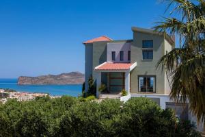 a house with a view of the ocean at Villa Pasiphae in Stalos
