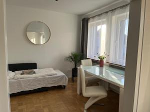 a white room with a table and a mirror at Messewohnung/Monteurwohnung in Garbsen