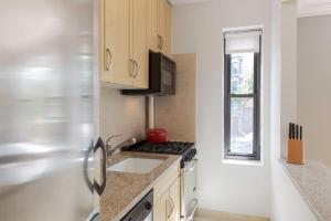 Dapur atau dapur kecil di Gorgeous Roomy W Village 1BR w Doorman NYC-131