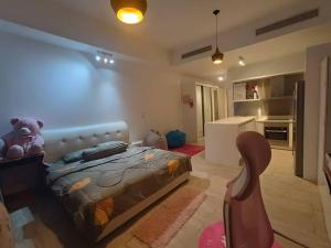 ein Schlafzimmer mit einem Bett mit einem Teddybär drauf in der Unterkunft Mint Studio house M-city in Kuala Lumpur