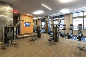 einen Fitnessraum mit Laufbändern und Kardiogeräten in der Unterkunft Mount Vernon 1BR w Gym Pool Rooftop nr Metro WDC-198 in Washington