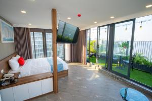um quarto com uma cama e uma televisão de ecrã plano em Lake View Hotel em Hanói