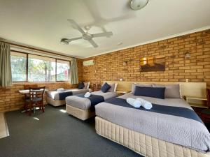 Postel nebo postele na pokoji v ubytování Ocean View Motor Inn Merimbula + 11 fotografií