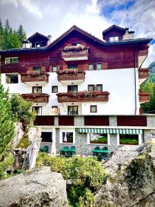 een groot gebouw met balkons op een berg bij Hotel Gembro in Chiesa in Valmalenco