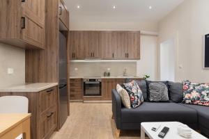 un soggiorno con divano e una cucina di Mikrolimano Gem: Serene 1BR Apartment a Pireo