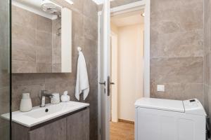 Koupelna v ubytování Mikrolimano Gem: Serene 1BR Apartment + 6 fotografií
