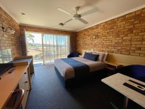 Postel nebo postele na pokoji v ubytování Ocean View Motor Inn Merimbula