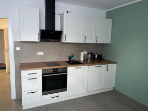a kitchen with white cabinets and a counter top at Messewohnung/Monteurwohnung in Garbsen