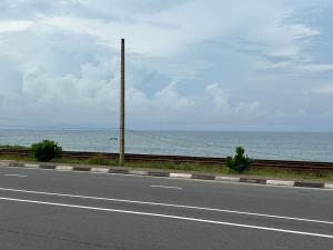 eine Straße mit einer Stange auf der Seite des Ozeans in der Unterkunft No 10 @ Carlwil place in Colombo