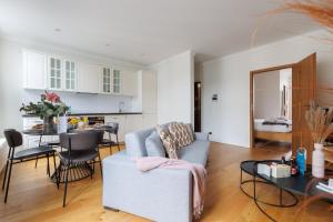 ein Wohnzimmer mit einem Sofa und einem Tisch in der Unterkunft Sweet Inn -Dansaert in Brüssel