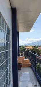 balcón con banco y vistas al océano en 1BR, 1BD condo Rentals, Toril, en Davao City