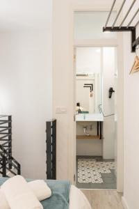 ein Schlafzimmer mit einem Waschbecken und einem Spiegel in der Unterkunft Acanthus in Sevilla