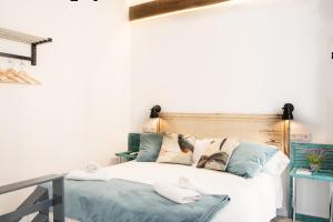 una camera da letto con un letto con cuscini sopra di Acanthus a Siviglia