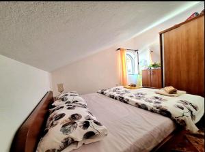 una camera da letto con due letti e uno specchio di Rose Apartment a Kotor (Cattaro)