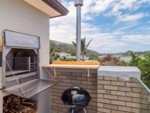 an outdoor grill with a view of the ocean at Hamilton House in Wilderness